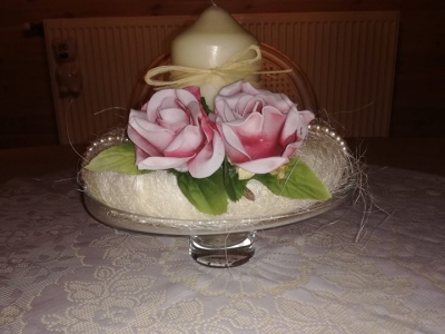 Witte krans op taartschotel met roosjes ,parels en kaars 🌺